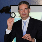 El director general de HP, Miguel Ángel Turrado, muestra una pieza impresa en 3D con el sistema exclusivo de HP-Ical