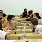 Estudiantes antes de realizar los exámenes de selectividad en el campus de Valladolid. ICAL
