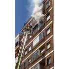 Los bomberos intervienen en el incendio de una vivienda en la calle Torrecilla de Valladolid