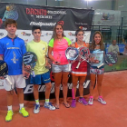 Los castellano y leoneses Enrique Goenaga, Igor Amondarain, Esther Carnicero, Beatriz Caldera y Carmen Goenaga, con sus respectivos trofeos logrados en el los campeonatos de España celebrados en Zaragoza.-EL MUNDO