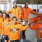LA SAGA DE LOS VICIOSA. El ex atleta Isaac junto a sus hijos Vicente, Ángela, Carmen, Pedro y María en las instalaciones de Río Esgueva.-J.M. LOSTAU