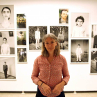La fotógrafa Vanessa Winship, frente a alguno de los retratos incluidos en la muestra que lleva por título el nombre de la artista-Ical