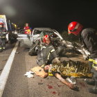 Dos mujeres fallecieron y tres resultaron heridas graves cuando el vehículo en el que viajaban colisionó con un camión-Ical