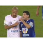 Maradona y Verón tuvieron un pequeño roce en el partido por la Paz.-EL PERIÓDICO