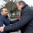 Pablo Yáñez y Antonio Silván se saludan en León, durante un encuentro casual.-ICAL