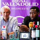 Ignacio Barrera (Gaza) junto a Kabasele en la presentación del jugador congoleño. 7 RVB