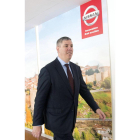El nuevo coordinador de la Alianza Nissan-Renault en España, José Vicente de los Mozos, atiende a los medios de comunicación tras reunirse con el comité de empresa y los trabajadores de la planta de Nissan.-ICAL