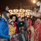 Gaspar saluda al público en la cabalgata de Reyes del año pasado en Valladolid. CARLOS ESPESO/PHOTOGENIC