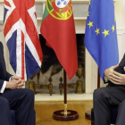 Cameron (izquierda), durante su encuentro con Passos Coelho, en Lisboa, este viernes.-AP / ARMANDO FRANCA