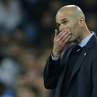Zinedine Zidane volvió a pasarlo muy mal anoche, en el Santiago Bernabéu, viendo el fracaso de su equipo.-AP / FRANCISCO SECO