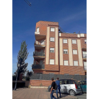 Exterior del edificio en una de cuyas viviendas se produjo el asesinato.-A. GARCÍA