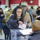 Mujer votando en las elecciones catalanas de 2017.-ÓSCAR ESPINOSA