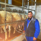 Juan Manuel Rodríguez en la  sala de ordeño de su granja. Este ganadero de Villafáfila se plantea incluso abandonar.-E.M.