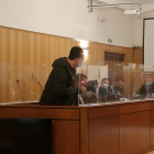 El varón acusado, de pie ante el tribunal en el momento en el que se acoge a su derecho de no declarar.- EP