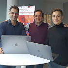 Juan Manuel Corchado, en el centro, con dos investigadores del grupo Bisite. | SERGIO MANZANO