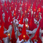 Cofrades de la Hermandad del Cristo de las Injurias, durante el juramento del Silencio.-M. DENEIVA