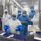 En el centro, Milagros Marcos, durante su visita a la fábrica de Freigel Foodsolutions.-ICAL