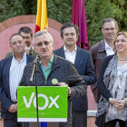 Ortega Lara con los candidatos de VOX detrás.-Miguel Ángel Santos