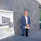 El concejal Manuel Saravia ante el cartel que anuncia la construcción de 25 viviendas de promoción pública en la Avenida de Burgos. EL MUNDO