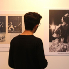 Un joven contempla algunas de las fotografías que forman parte de la exposición ‘Mariemma. Una vida para la danza’.-ICAL