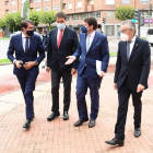 El presidente de la Junta de Castilla y León, Alfonso Fernández Mañueco (2D) a su llegada a Burgos acompañado por los consejeros de Presidencia y Fomento, Àngel Ibáñez (2I), y Juan Carlos Suárez Quiñones (I), y el delegado de la Junta en Burgos, Roberto Saiz (D).- ICAL