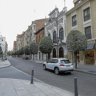 Un vehículo circula por la calle María de Molina.-J.M. LOSTAU