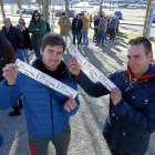 Dos aficionados muestran las entradas tras guardar la obligada espera en la cola de Zorrilla.-J. M. LOSTAU