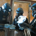 Supervisión - Unos inspectores examinan material en una zona atacada con armas químicas en Siria. /-REUTERS