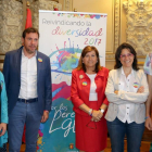 El alcalde de Valladolid, Óscar Puente (2I), posa junto a los repesentantes de los diferentes colectivos participantes en acto institucional del Día del Orgullo LGTBI.-ICAL