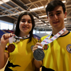 Los hermanos Nieto, vallisoletanos, posan con sus medallas logradas en la Copa del Mundo de Valladolid. / MONTSE ÁLVAREZ