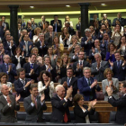 El líder del PP, Mariano Rajoy, aplaudido por todos sus compañeros en el momento en que el Congreso le dio por investido.-DAVID CASTRO