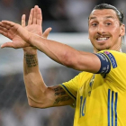 El delantero Zlatan Ibrahimovic en una acción con Suecia durante la pasada Eurocopa.-EFE / PETER POWELL