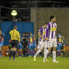 Valiente y Rueda se muestran cariacontecidos tras el primer gol del Llagostera, que lo festeja al fondo-LOF