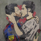 El grafitero TVBoy plantó a Messi y Ronaldo besándose, en el Paseo de Gracia en el 2017.-JULIO CARBÓ