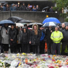 Grupos de ciudadanos siguen un minuto de silencio por las víctimas de los ataques, cerca del puente de Londres y del mercado de Borough, el 6 de junio.-REUTERS