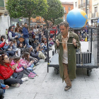 Alfonso Peña, en el último Festival de Teatro de Calle, con ‘El pequeño circo de la pobreza’.-J.M.LOSTAU