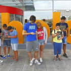 Varios usuarios de Pokemon GO jugando ayer en RIO Shopping (Valladolid).-J. M. LOSTAU