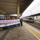 Concentración de los trabajadores de Adif para protestar por el servicio ferroviario de Ávila.-ICAL