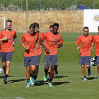 Calero (dorsal 5), calienta junto a sus compañeros durante el inicio de pretemporada en la concentración deMarbella.-PHOTO-DEPORTE