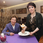 La presidenta de Galletas Gullón, María Teresa Rodríguez Sainz-Rozas (i), junto a Begoña Torices, propietaria del restaurante Siglo XX de Aguilar de Campoo (Palencia).-BRÁGIMO