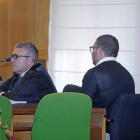 El letrado de la defensa, Santiago Díez, y su defendido, Juan Manuel E.P. en una de las sesiones del juicio.-José C. Castillo