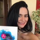 La escritora Aida Sandoval posa con un ejemplar de su última novela. | E. M.