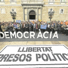 Concentración en la puerta del Ayuntamiento de Barcelona, ayer.-/ FERRAN NADEU