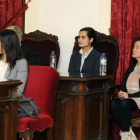 Montserrat González (d), Triana Martínez (c), y la policía local Raquel Gago (i) durante el juicio por el que fueron declaradas culpables de asesinato.-ICAL