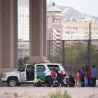 Inmigrantes centroamericanos son detenidos por la patrulla fronteriza estadounidense.-EFE