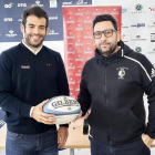 DiegoMerino y JuanCarlos Pérez posan con el balón oval antes de afrontar sus semifinales.-PABLO REQUEJO