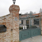 Entrada a la perrera provincial de Valladolid, en el término municipal de Simancas.-L. D. F.