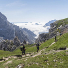 Un grupo de personas camina a Collado Jermoso en la vertiente leonesa del Parque Nacional Picos de Europa.-ICAL