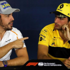Fernando Alonso (McLaren) y Carlos Sainz (Renault), en el GP de Barcelona, el pasado mes de mayo. /-EFE / ALEJANDRO GARCÍA