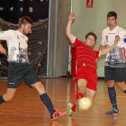 El jugador del Universitario Miguel intercepta el pase del Zamora FS.-J. M. Lostau